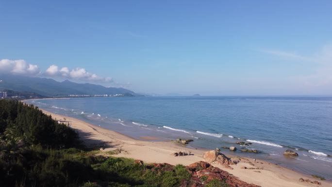 4K航拍穿越爱心观景台看辽阔的大海海景