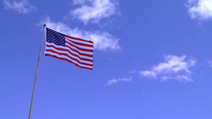 蓝天白云下的美国国旗