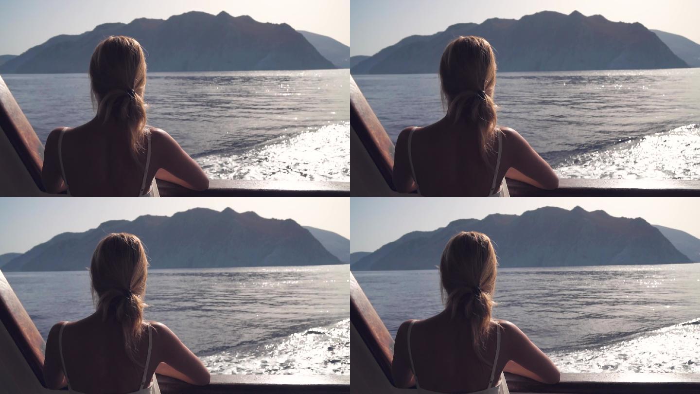 从船上看海的年轻女子