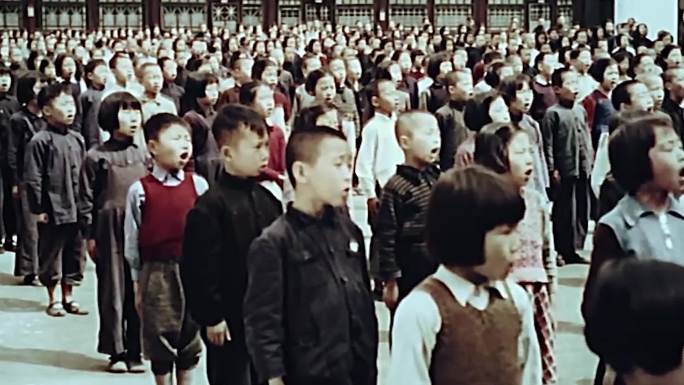 50年代小学生唱国歌升国旗