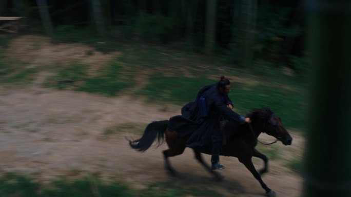 古代人骑马穿过山林赶路