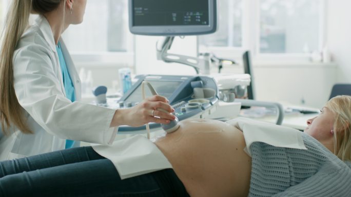 在医院里，孕妇做超声波检查