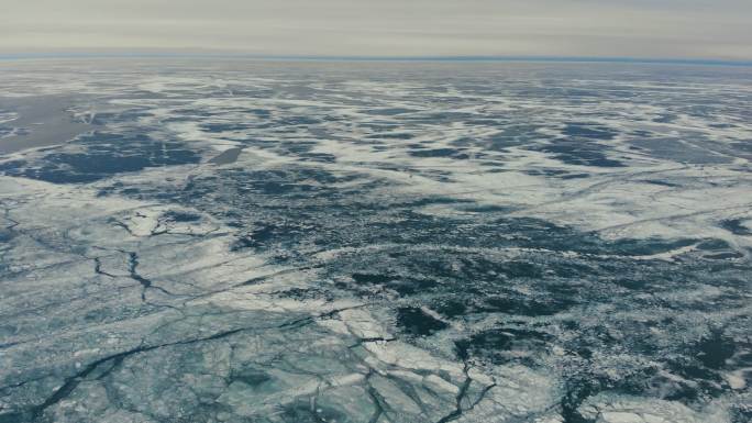 融化湖面上的冰环境冰川极地气候
