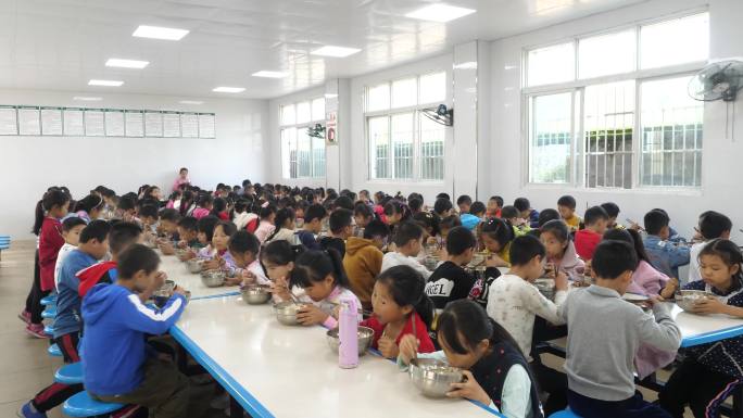 农村学校食堂免费午餐