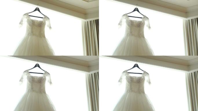 房间里挂着漂亮的婚纱。