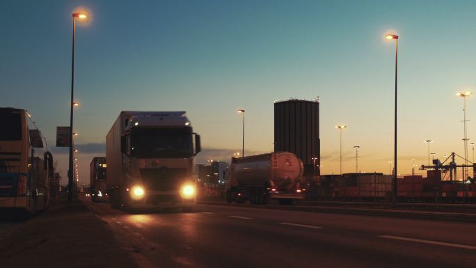 黄昏时分的车流道路交通卡车运输