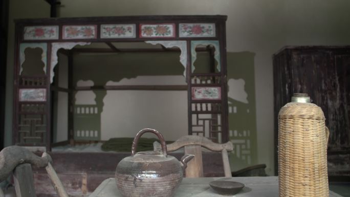 鄂豫皖革命根据地旧址室内老式床被衣柜
