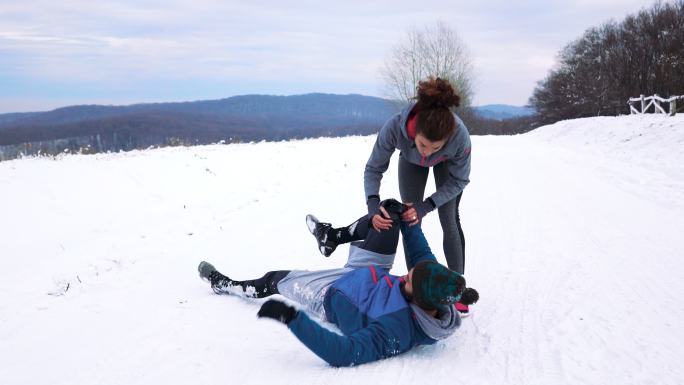 一名男子与女友在雪地上跑步时受伤。