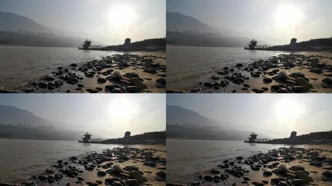 江岸美景云雾缭绕的晨码头波光荡漾