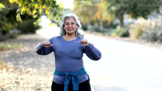 墨西哥女人白天健康的生活方式锻炼