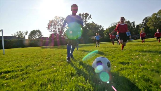踢足球的孩子们踢足球场运动防守体育锻炼比