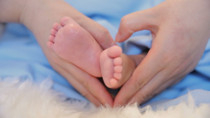 新生儿的脚在妈妈手里