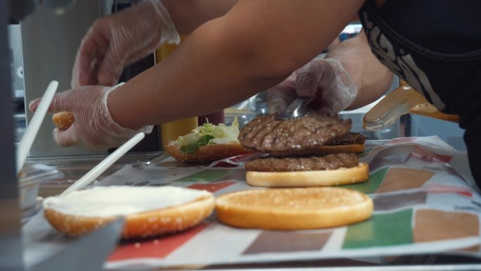 麦当劳员工烹饪经典汉堡包的特写镜头