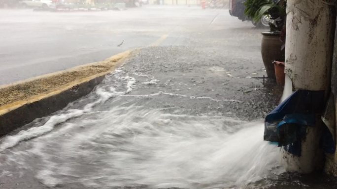 雨水从旧排水沟里流出来。