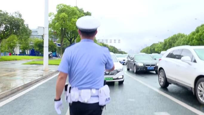 实拍交警路口现场查违章开罚单