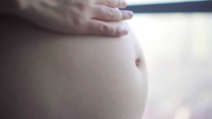 孕妇抚摸肚子特写