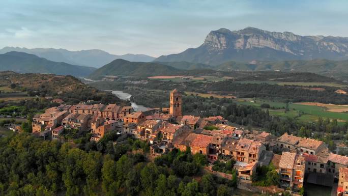 西班牙阿拉贡山脉山村的日落鸟瞰图。