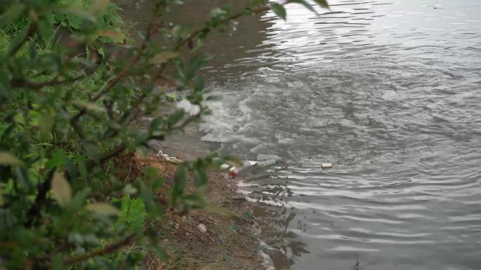 城市排水河面上飘着垃圾