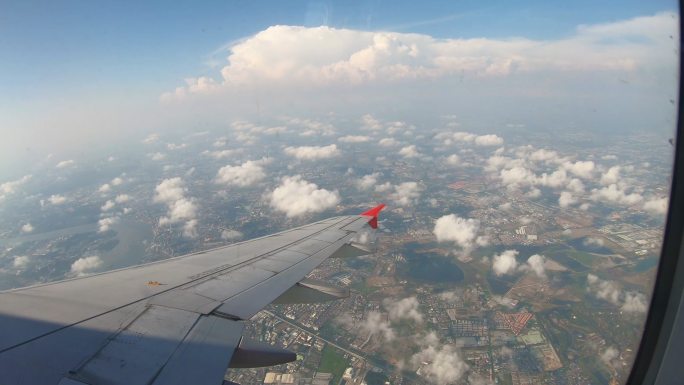 透过飞机窗口观看天空和云层