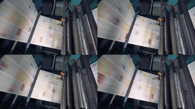 在印刷厂用印刷机印刷报纸。