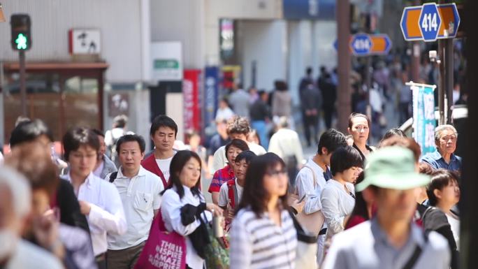 拥挤的街道人流人来人往等待