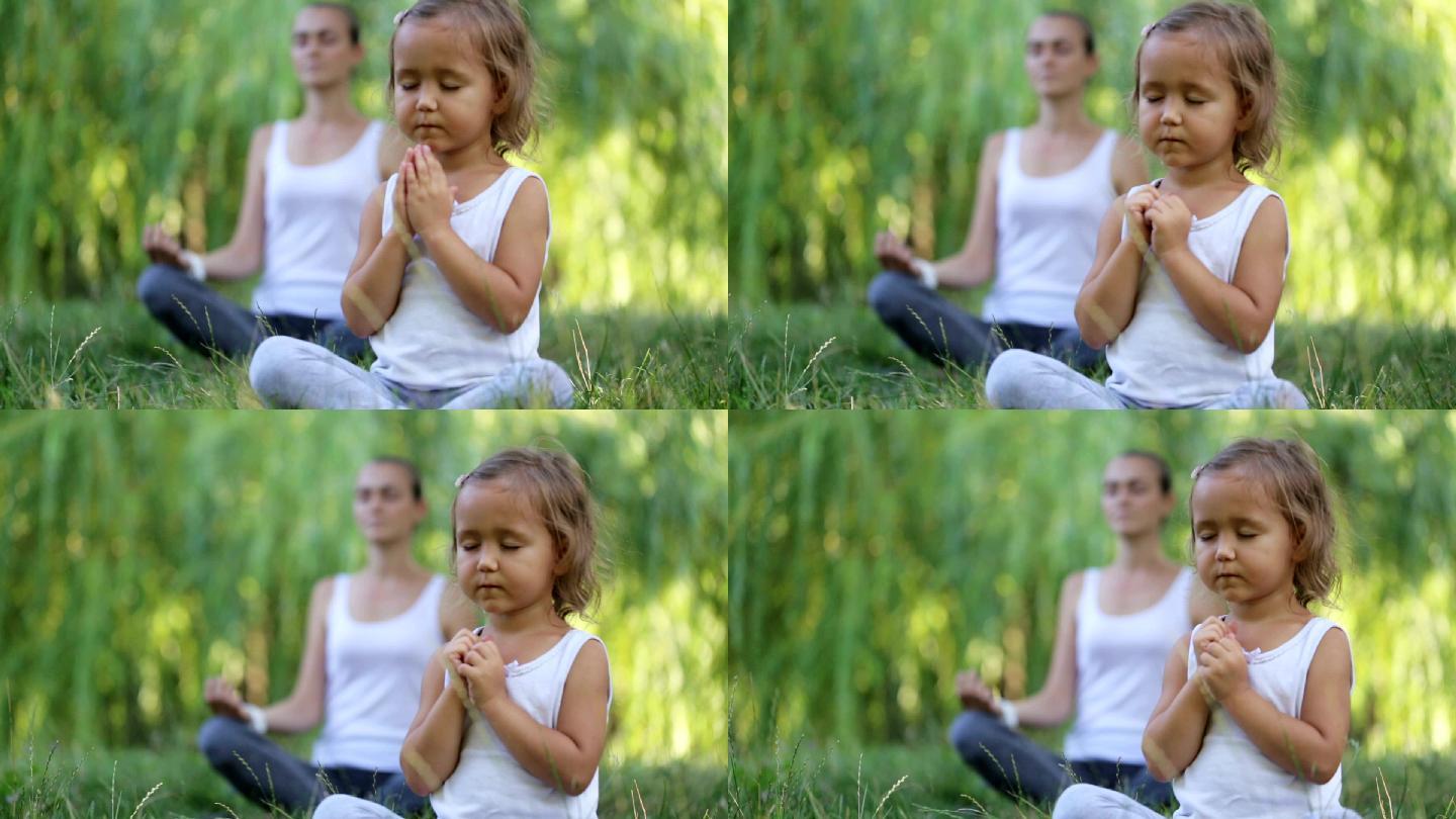 妈妈和小女儿在练瑜伽