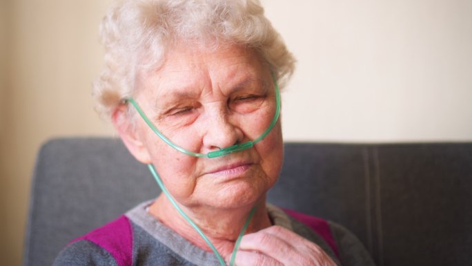 老年妇女呼吸氧鼻导管
