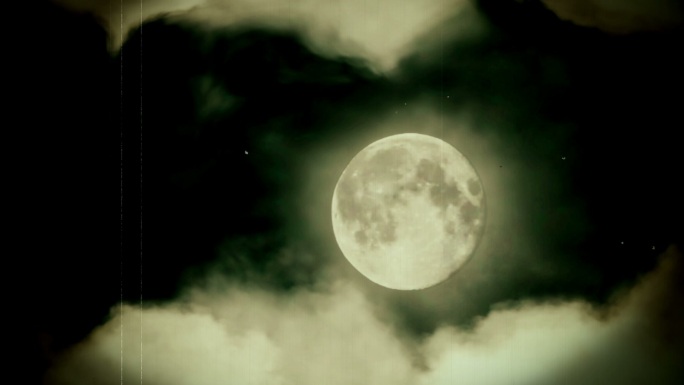 在云层之间的月亮