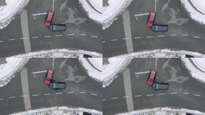 黑色小型货车在十字路口撞上一辆红色轿车