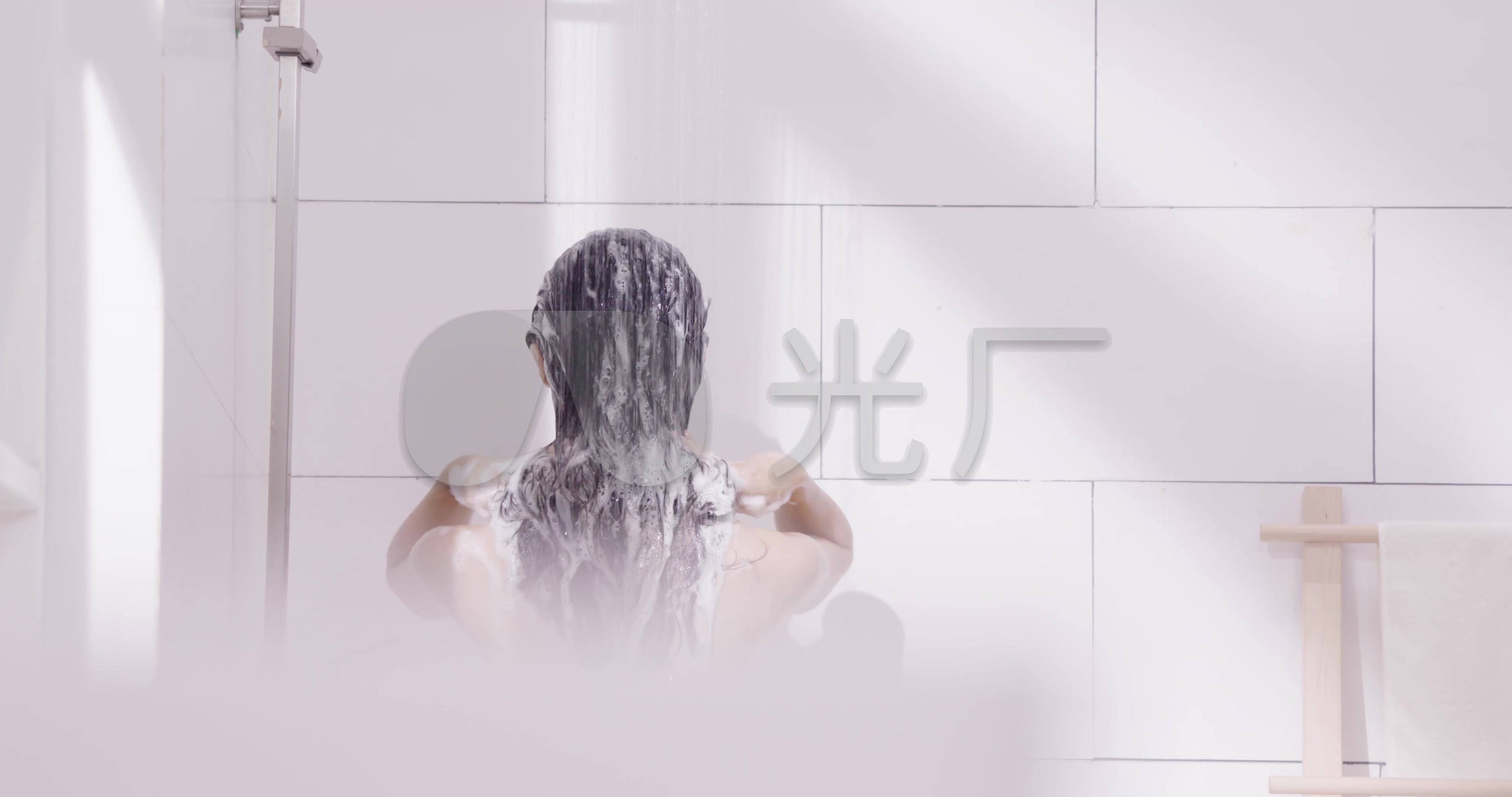 女人洗头和洗澡照片摄影图片_ID:417945452-Veer图库