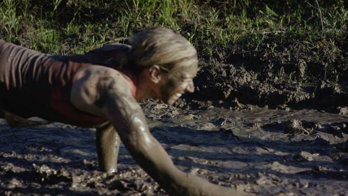 在泥浆里爬行的女人