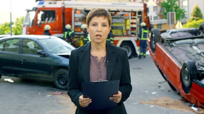 女新闻记者在车祸现场进行现场报道