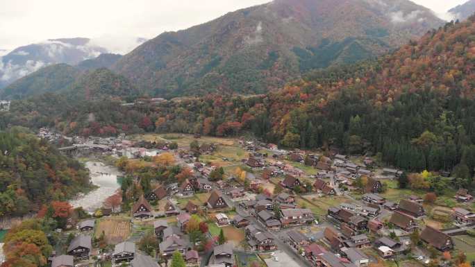 秋季日本岐阜白桦沟村鸟瞰图