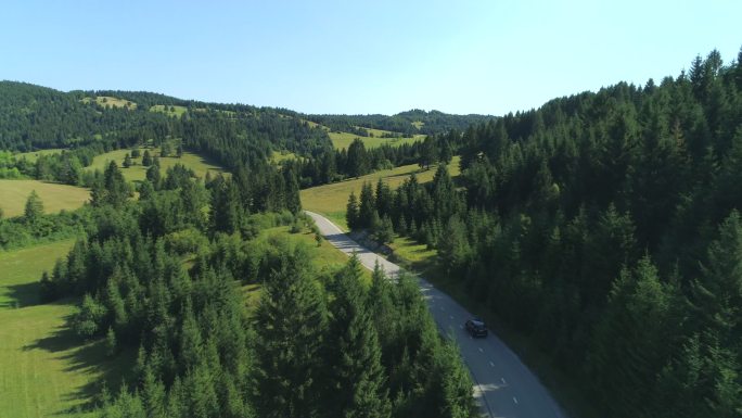 黑色SUV汽车行驶在道路上