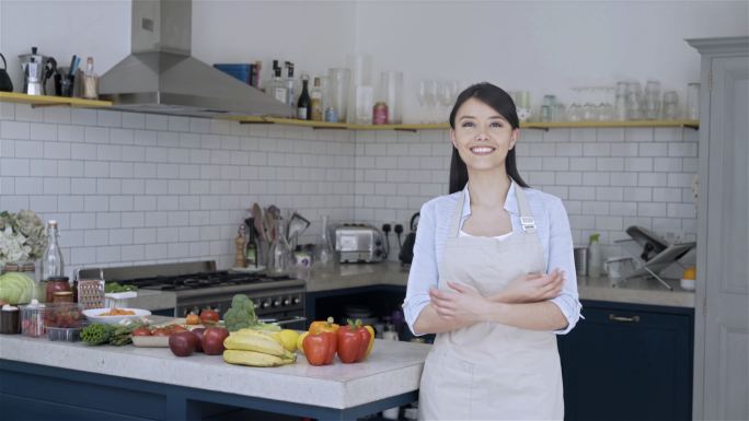 厨房里准备上烹饪课的女人