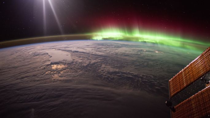 从国际空间站看地球上空的极光