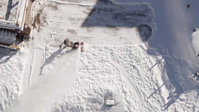 一名男子在家门口清理积雪