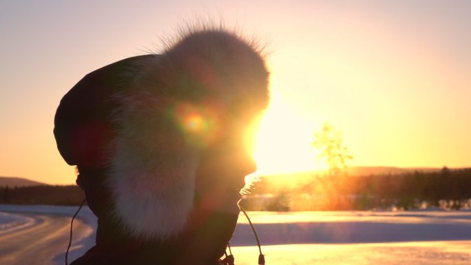阳光下的女人雪乡旅游北方雪季冷