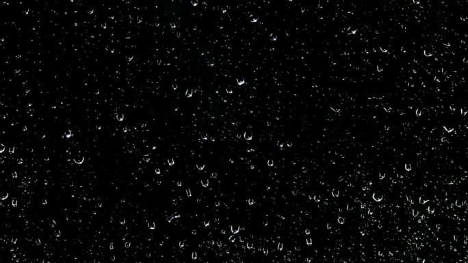 玻璃夜雨滴的背景下雨水珠窗户