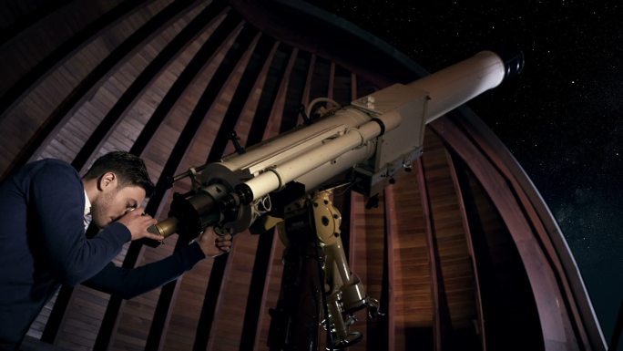 使用望远镜的男子未来探索观测天体