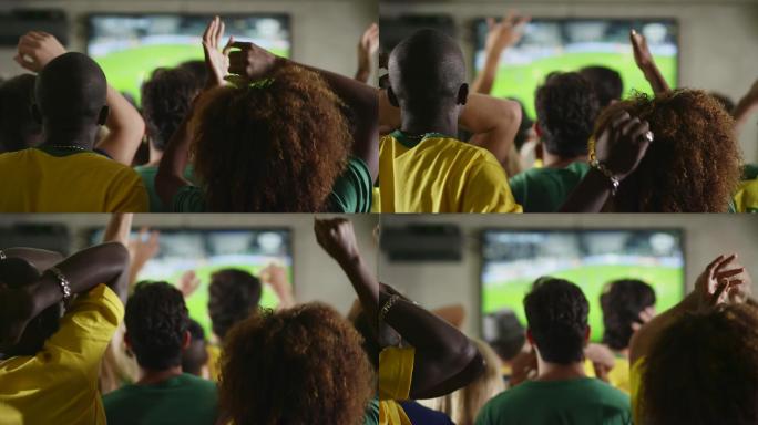 巴西球迷在体育酒吧观看足球比赛