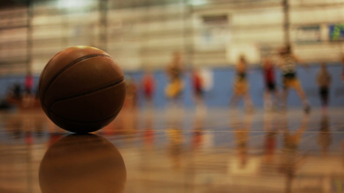 在当地学校打篮球