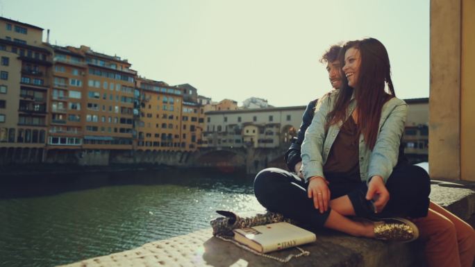 两名游客在意大利的佛罗伦萨游玩