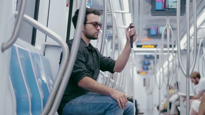 地铁列车上孤独的盲人