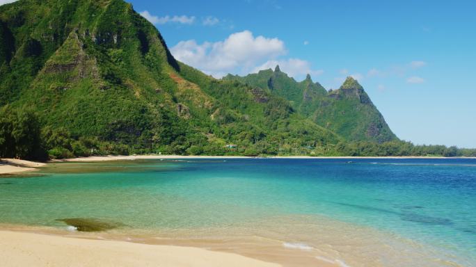 热带海滩和山脉航拍