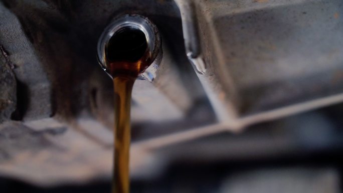汽车保养更换发动机机油