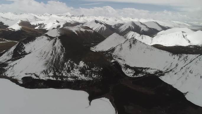 连绵雪山风景实拍视频