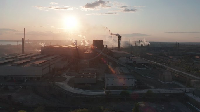 工业区工厂烟囱冒出的烟造成的空气污染