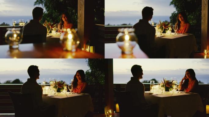 享受浪漫晚餐的情侣