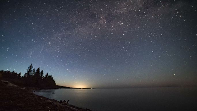 苏必利尔湖上的银河时空